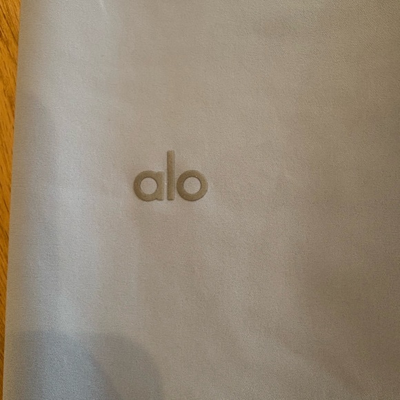 ALO Yoga Seashell Blue Airlift Set - Picture 8 of 14